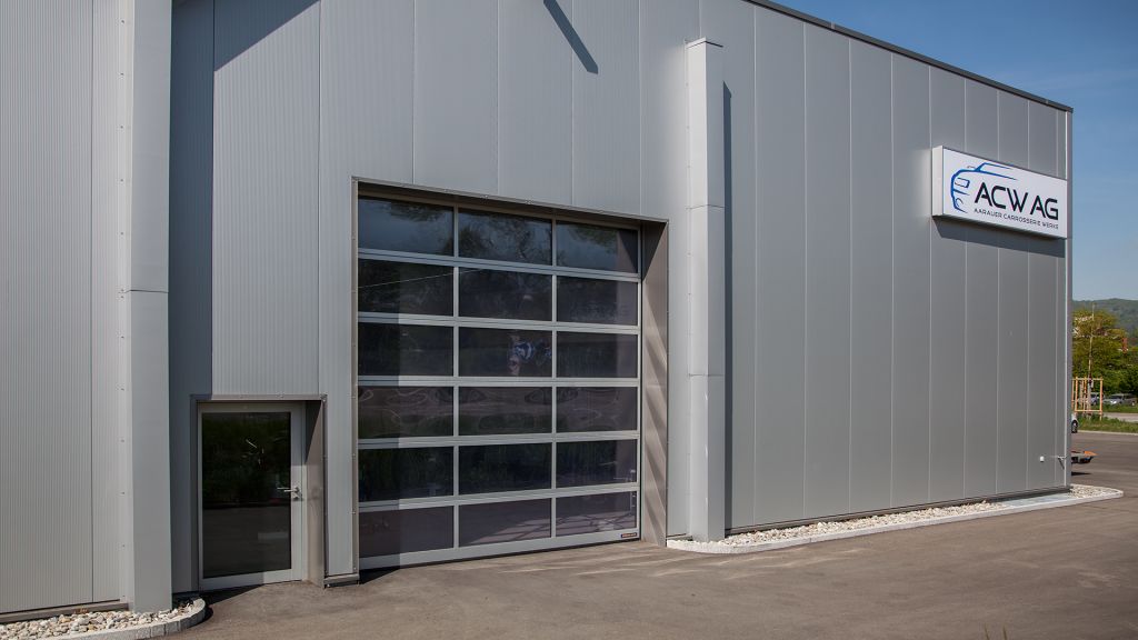 Industrie-Sectionaltor mit Aluminiumtüre